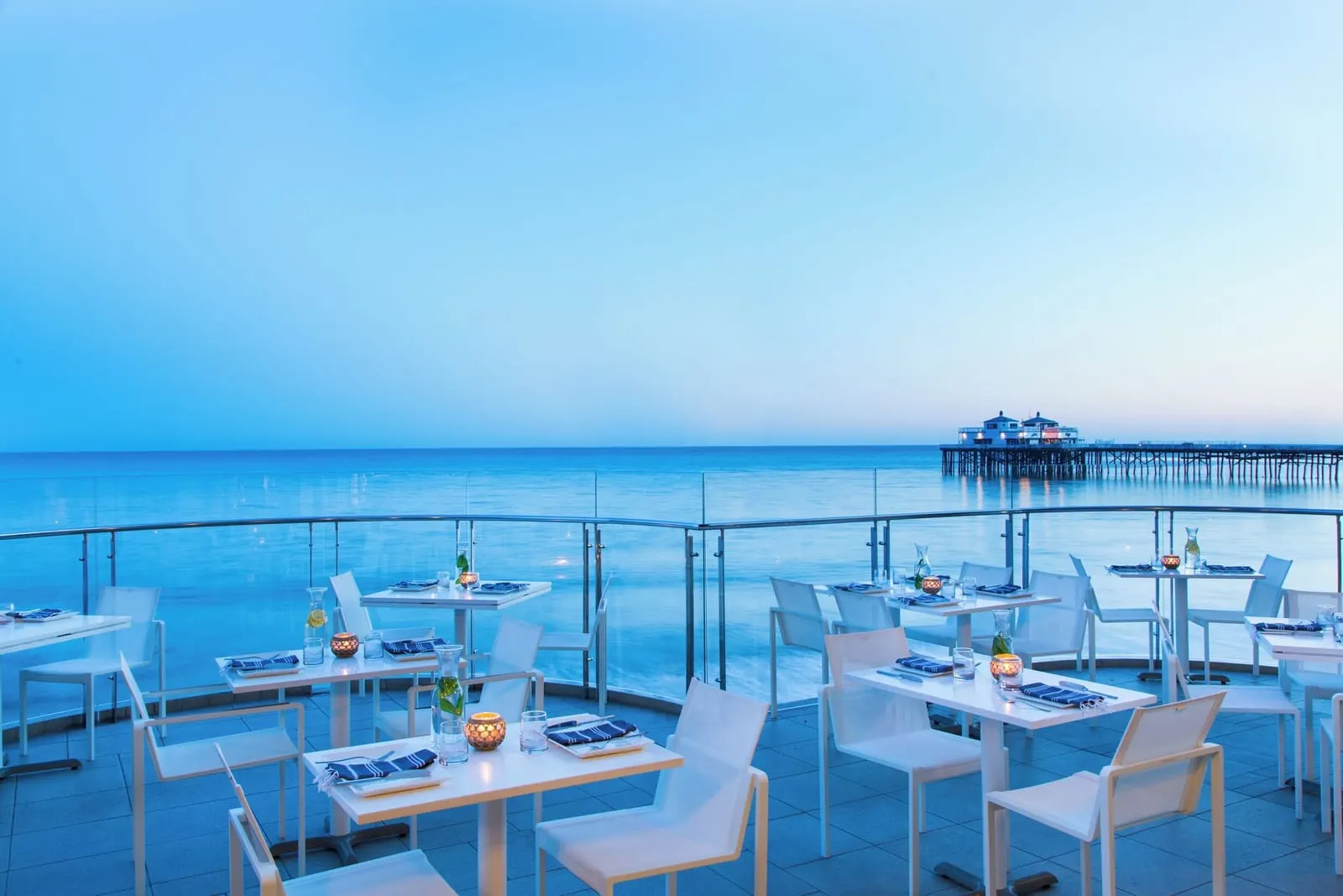 Malibu Beach Inn: Terrace tables with the pier beyond
