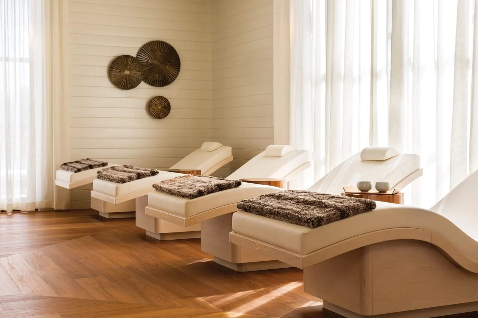 Four Seasons Resort Orlando at Walt Disney World Resort: Loungers in the spa's relaxation room