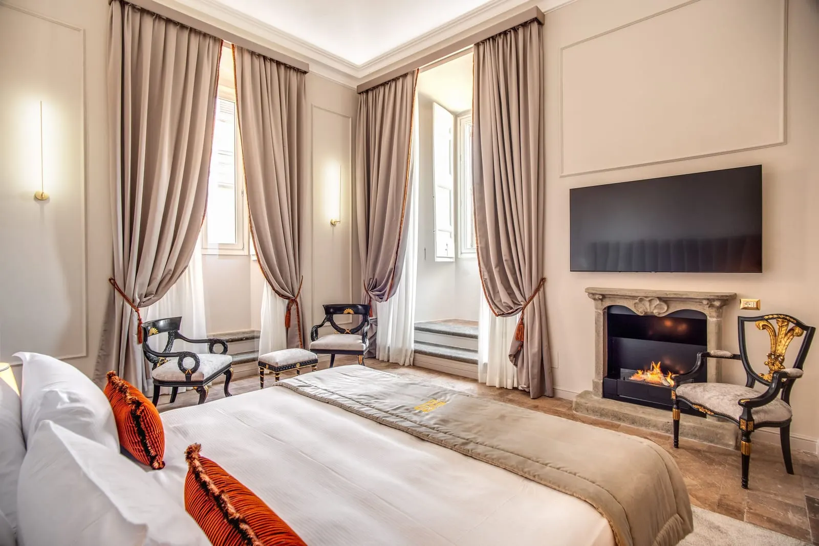 Eitch Borromini Palazzo Pamphilj: A bedroom with a fireplace