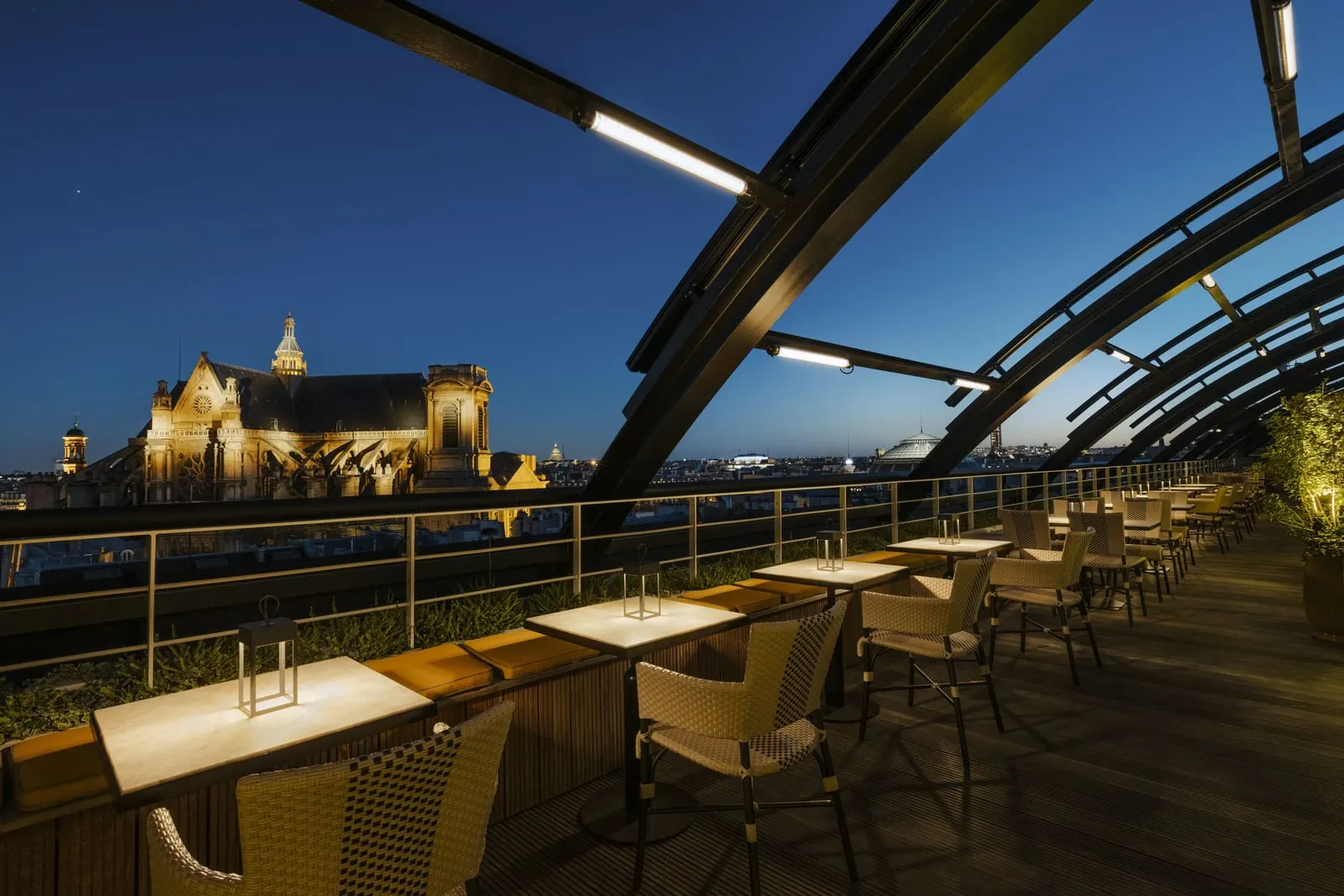 Hôtel Madame Rêve: Saint-Eustache at dusk from the hotel's rooftop