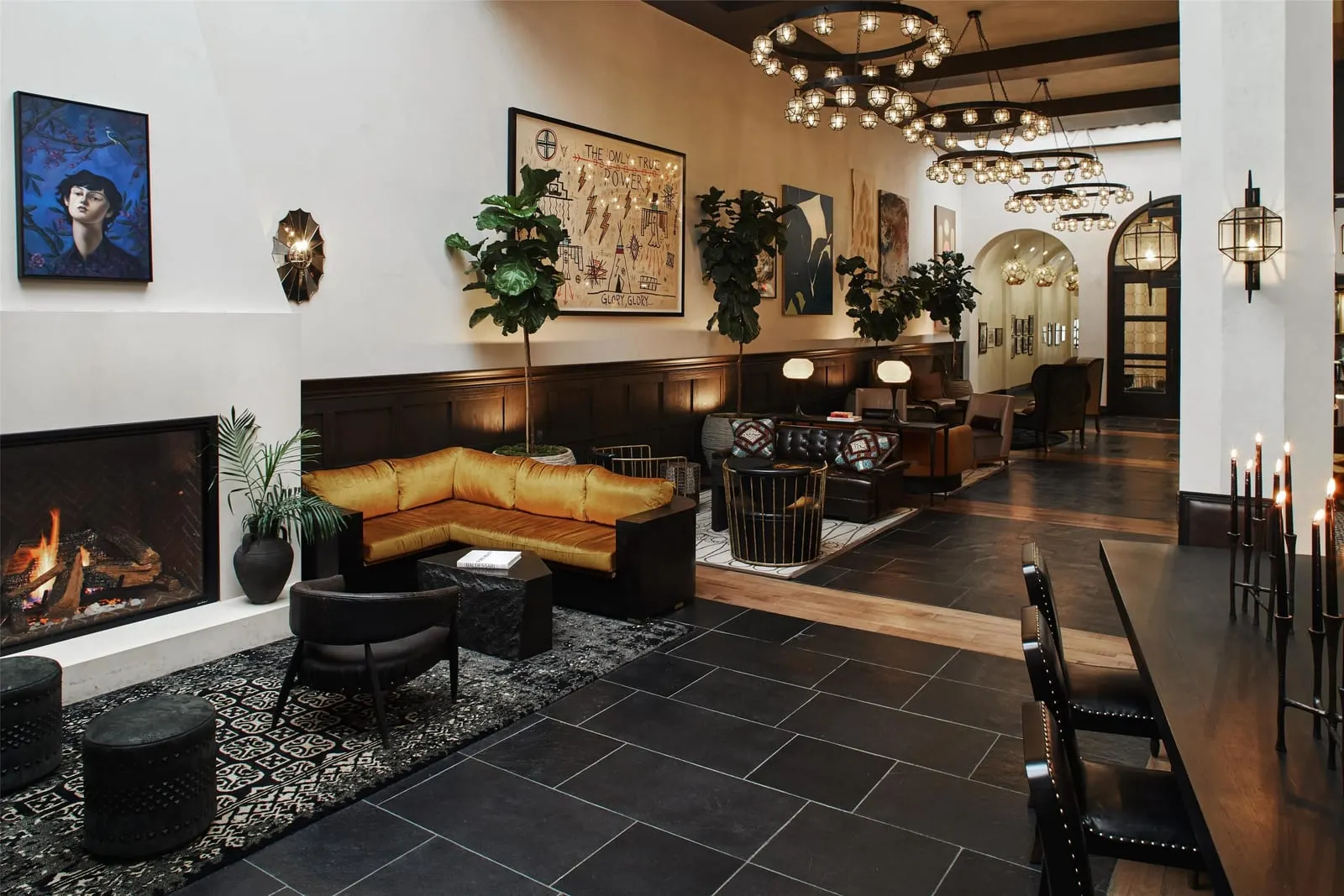 Hotel Figueroa: The lobby lounge with its fireplace