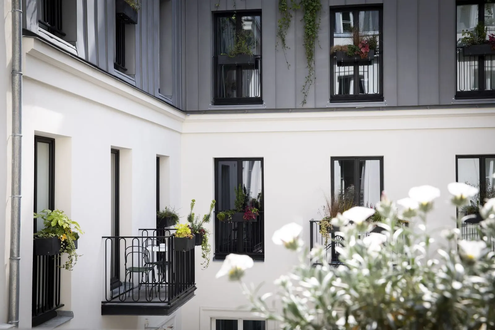 Grands Boulevards Experimental: Balconies on the courtyard façade