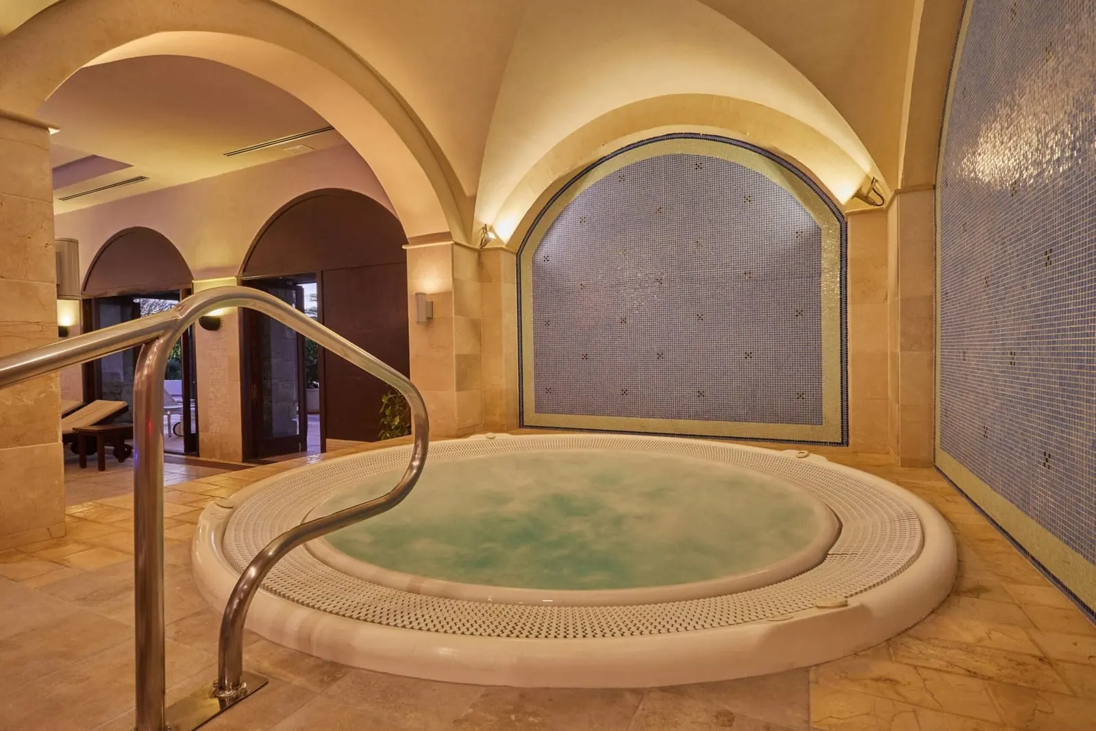 Secrets Lanzarote Resort & Spa: A Jacuzzi in a vaulted bay of the spa