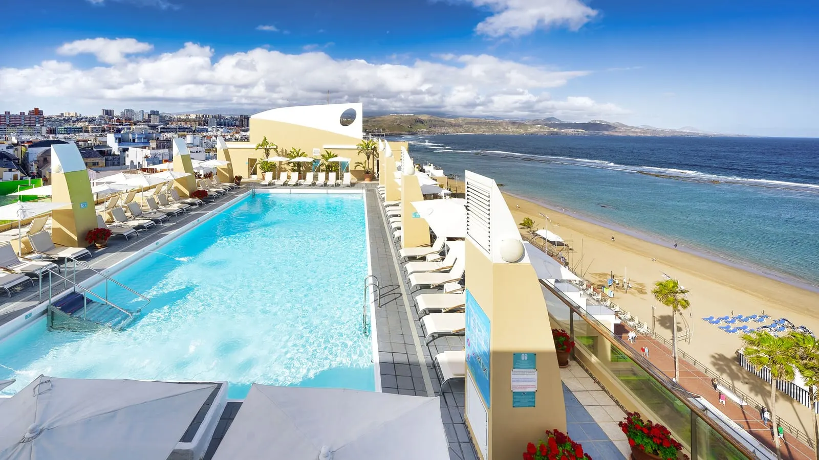 Bull Reina Isabel & Spa: The rooftop pool, looking south west along the sand