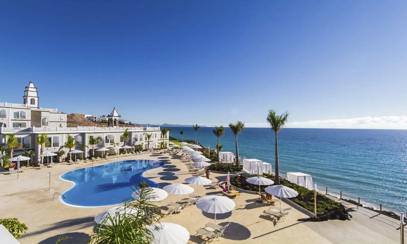 Royal Palm Resort & Spa: Bali beds and a pool above the sea