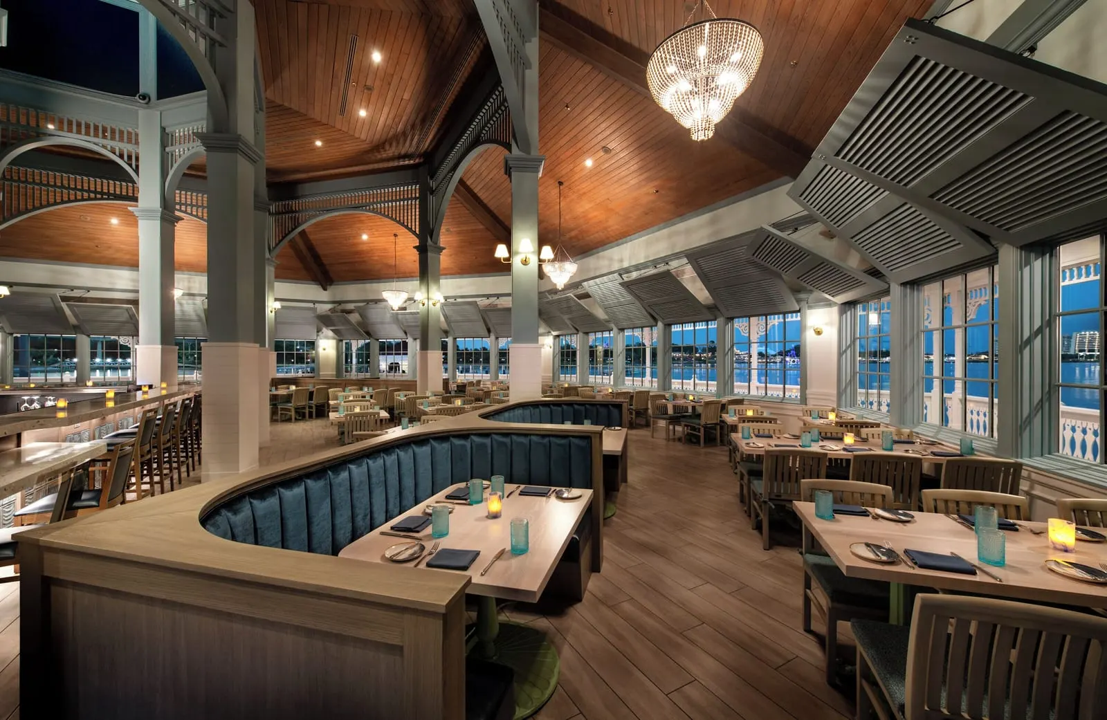 Disney's Grand Floridian Resort & Spa: Narcoossee's dining room by the lagoon