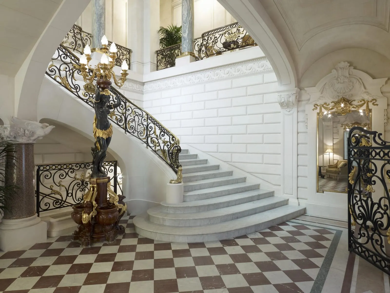 Shangri-La Paris: The grand staircase, listed since 2009