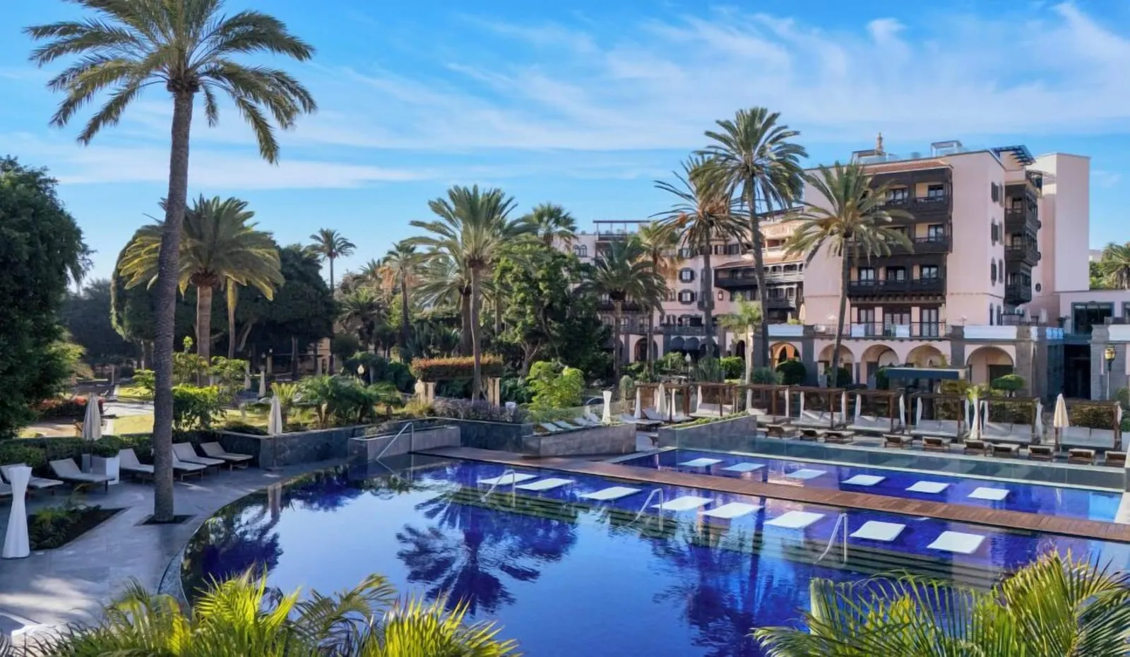 Santa Catalina, a Royal Hideaway Hotel: The garden pool under the palms