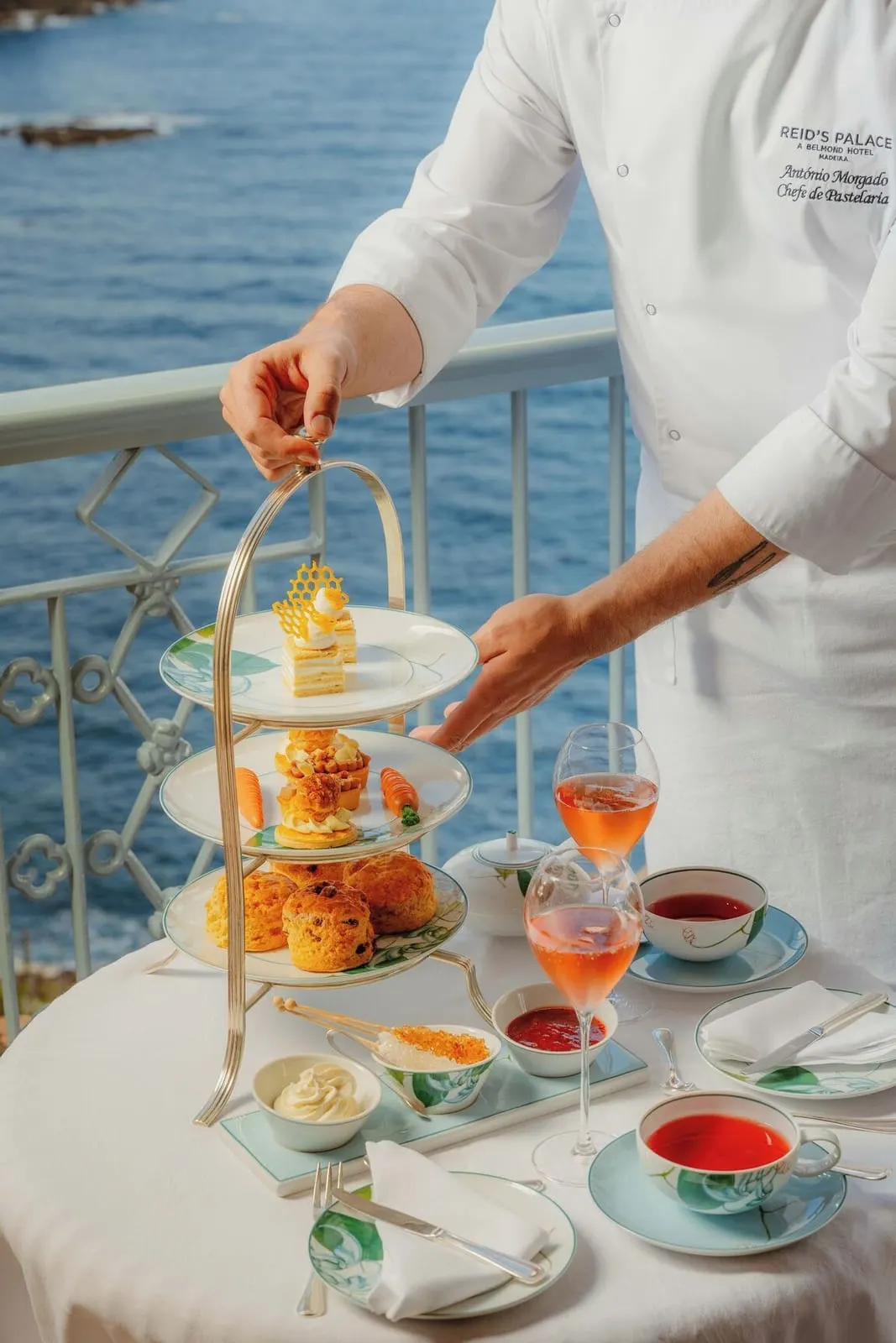 Reid's Palace, A Belmond Hotel: Afternoon tea above the sea
