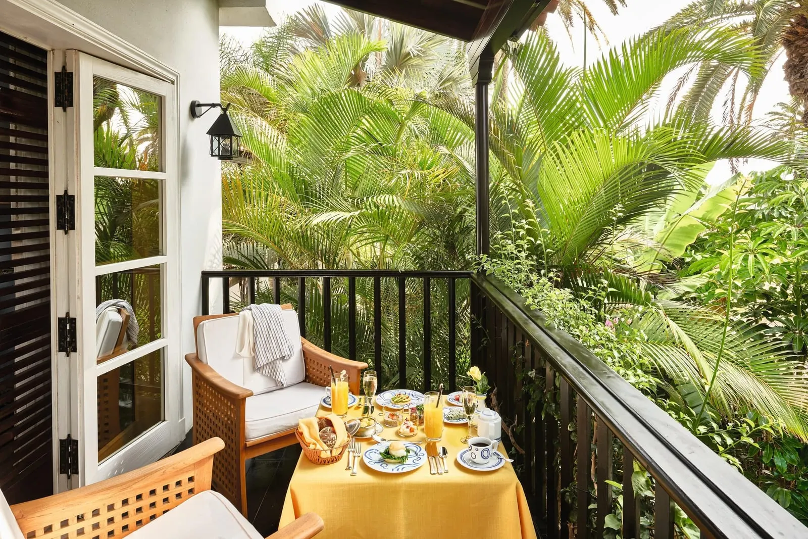 Seaside Grand Hotel Residencia: Breakfast on a balcony among the palms