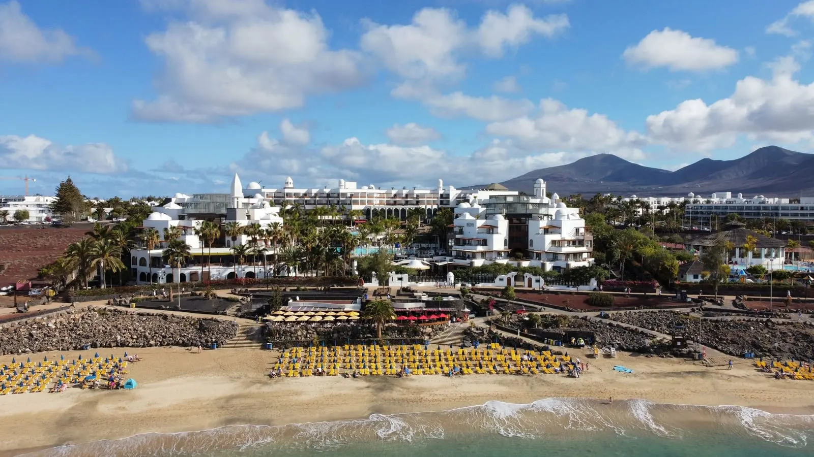 Princesa Yaiza Suite Hotel Resort: Playa Dorada below the resort's white buildings