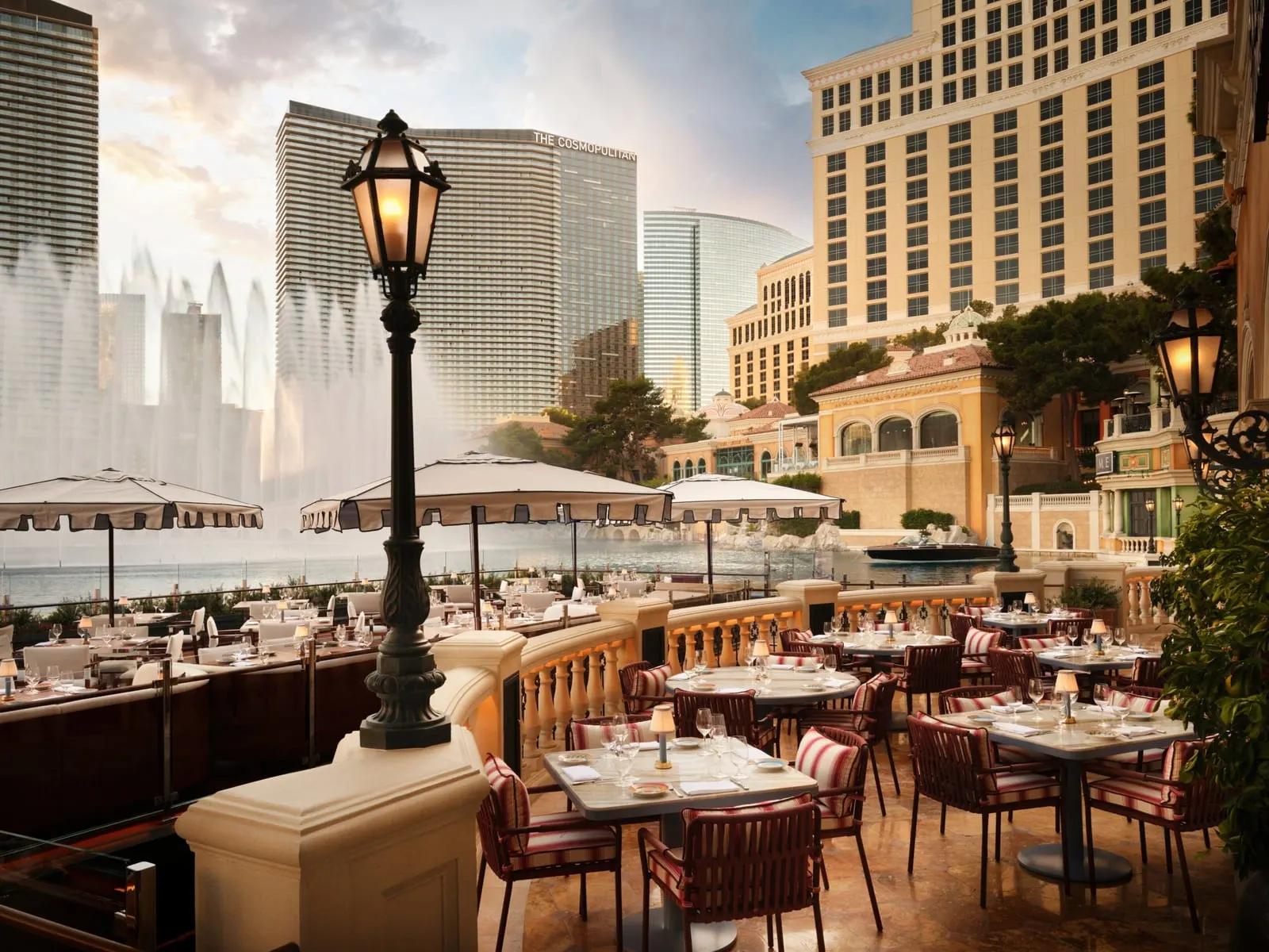 Bellagio: Terrace tables at the edge of the lake