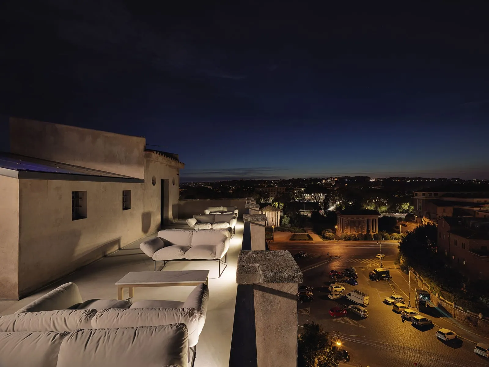 Rhinoceros Roma: The roof at dusk