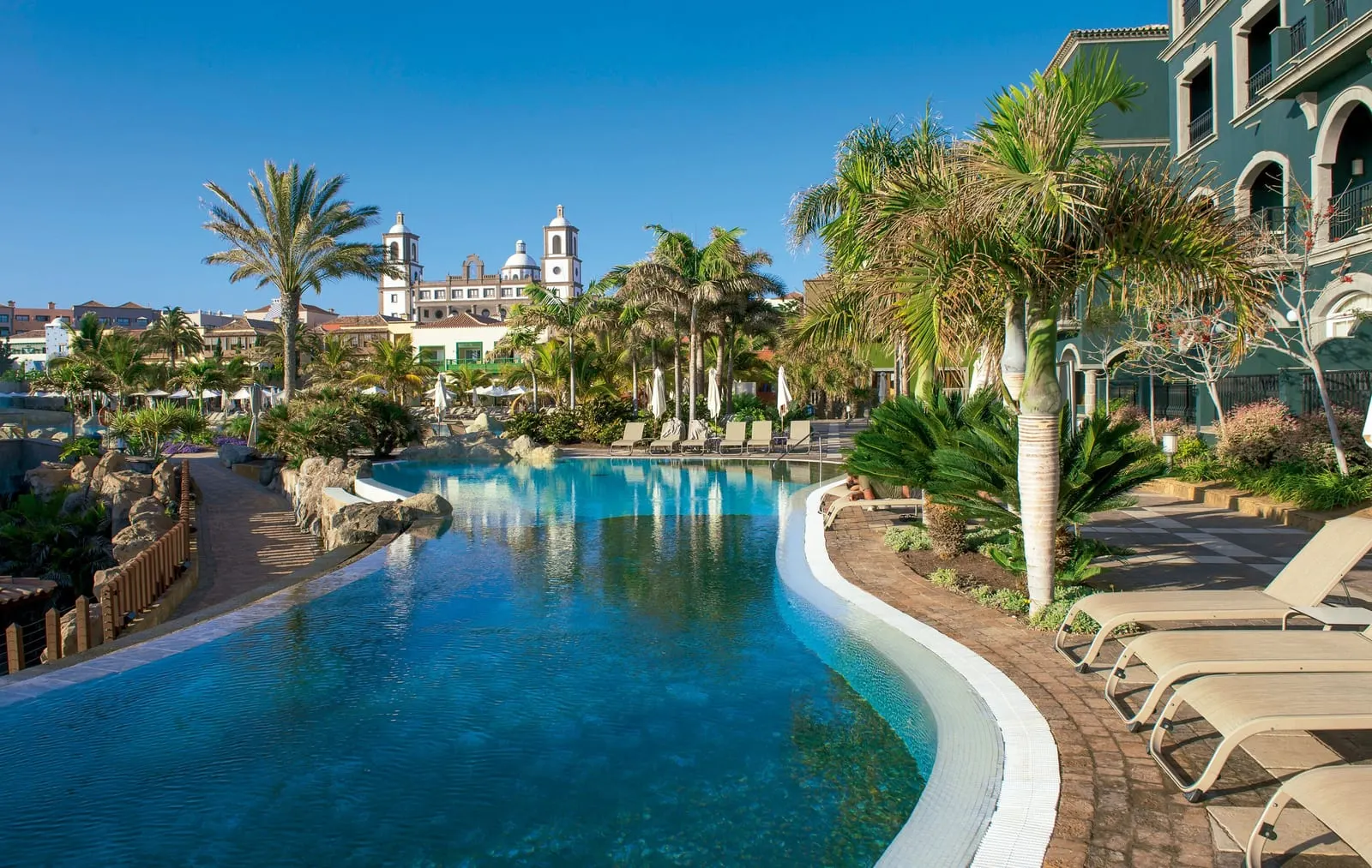 Lopesan Villa del Conde Resort & Thalasso: El Crucero, the saltwater pool, among palms