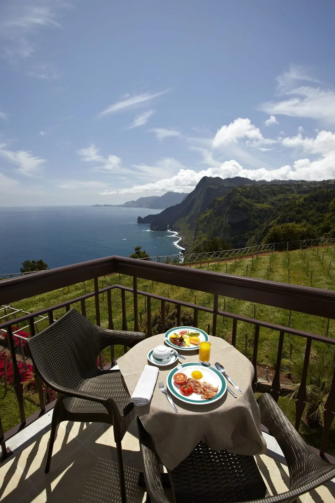 Hotel Quinta do Furão: Breakfast on a balcony above the vineyard