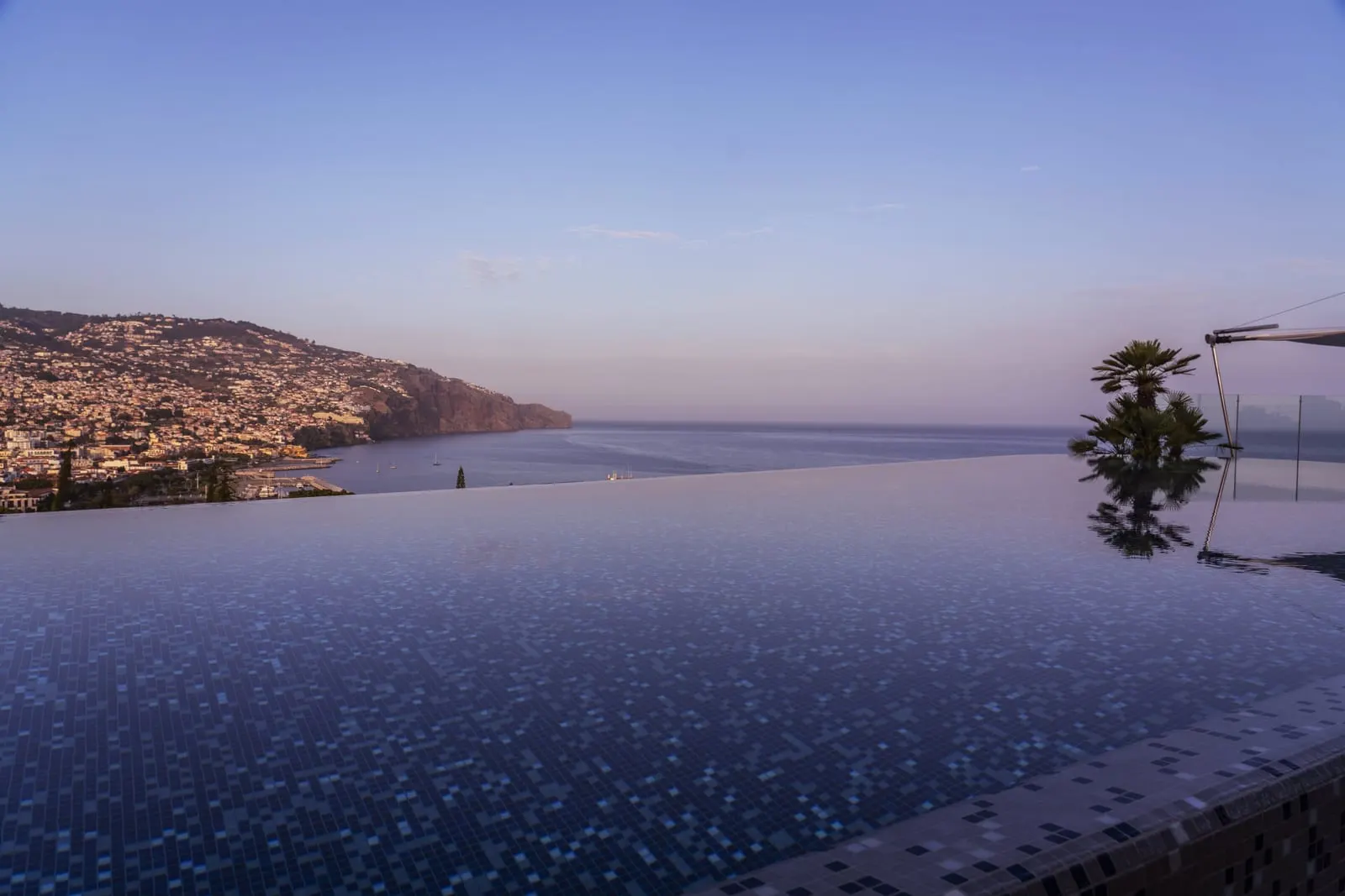 Savoy Palace: The rooftop infinity pool above Funchal Bay