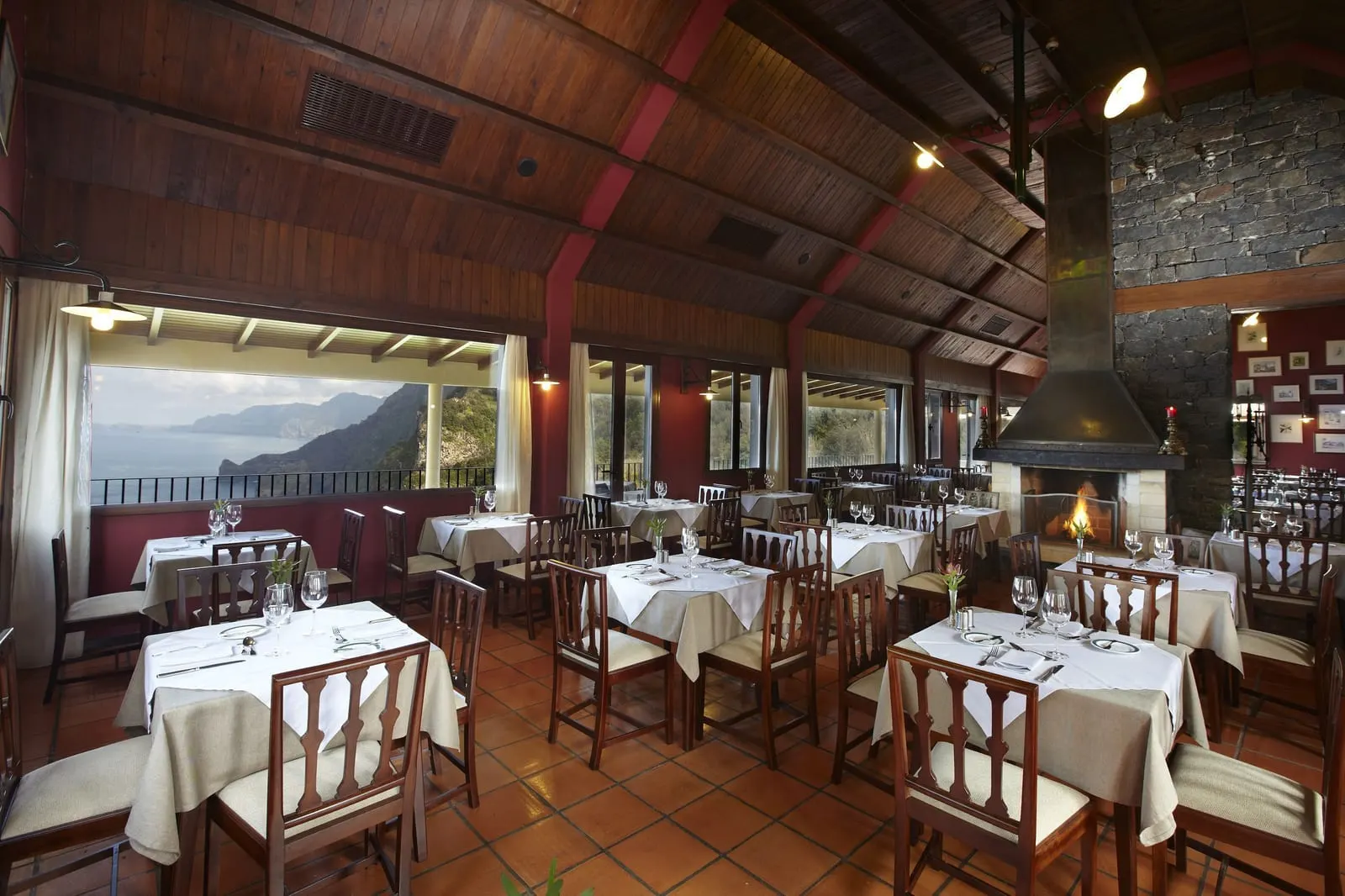 Hotel Quinta do Furão: The restaurant with its stone fireplace