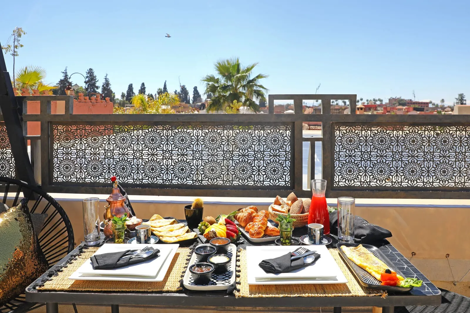Dar Kandi: Breakfast laid on the rooftop terrace