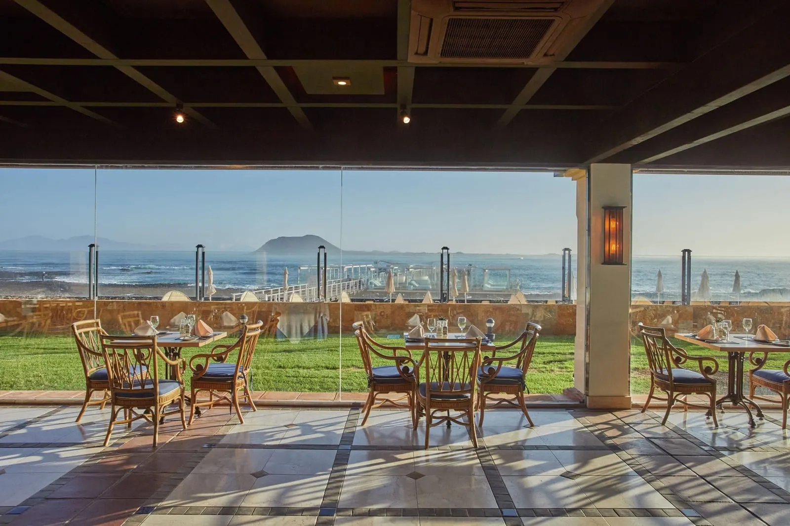 Secrets Bahía Real Resort & Spa: Terrace tables over the lawn and the sea