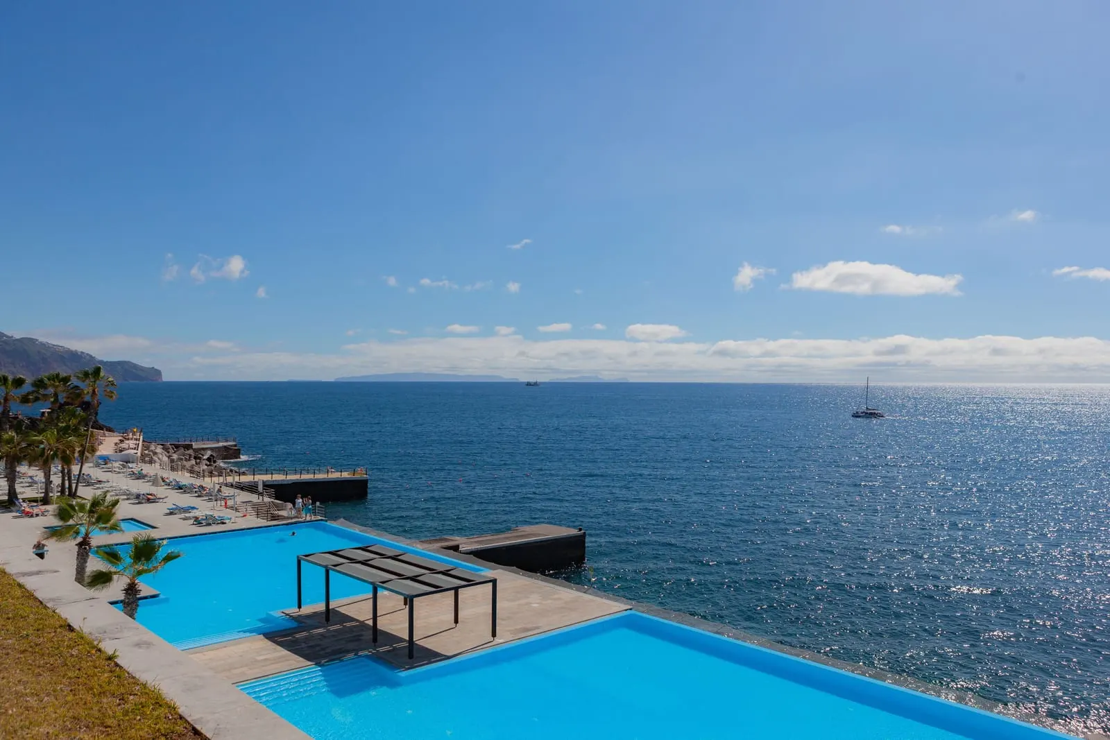 VidaMar Resort Hotel Madeira: An infinity pool on the edge of the ocean