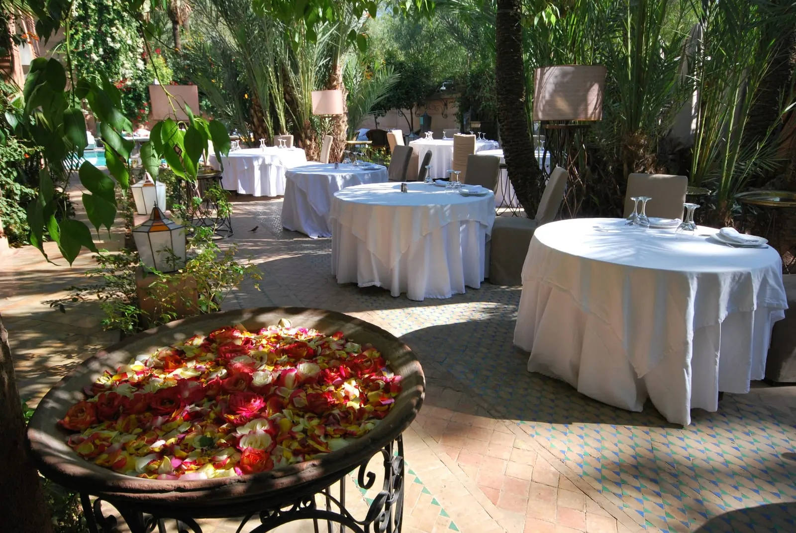Dar Rhizlane: Restaurant tables set out under the palms