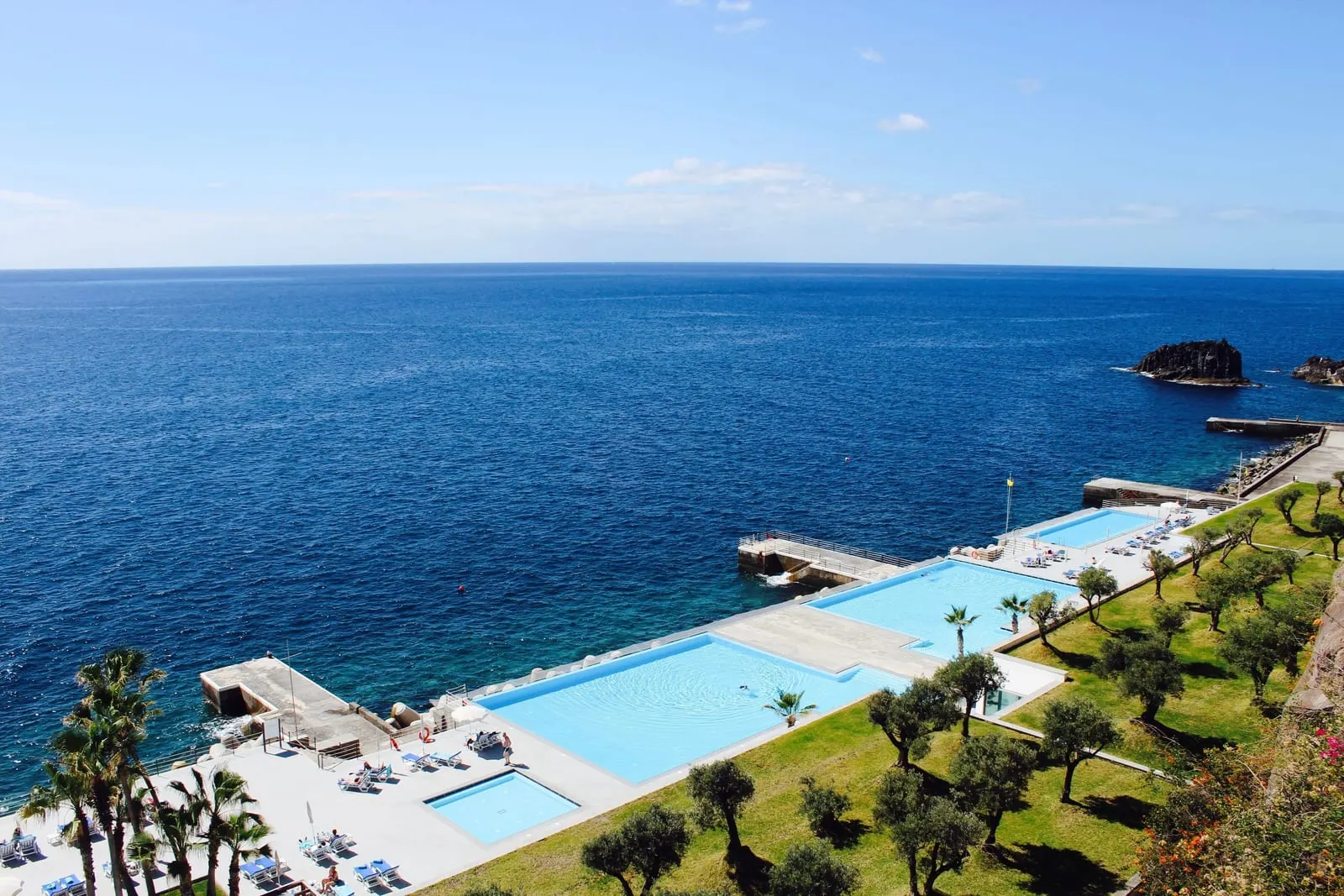 VidaMar Resort Hotel Madeira: Seawater pools on the platform above the Atlantic