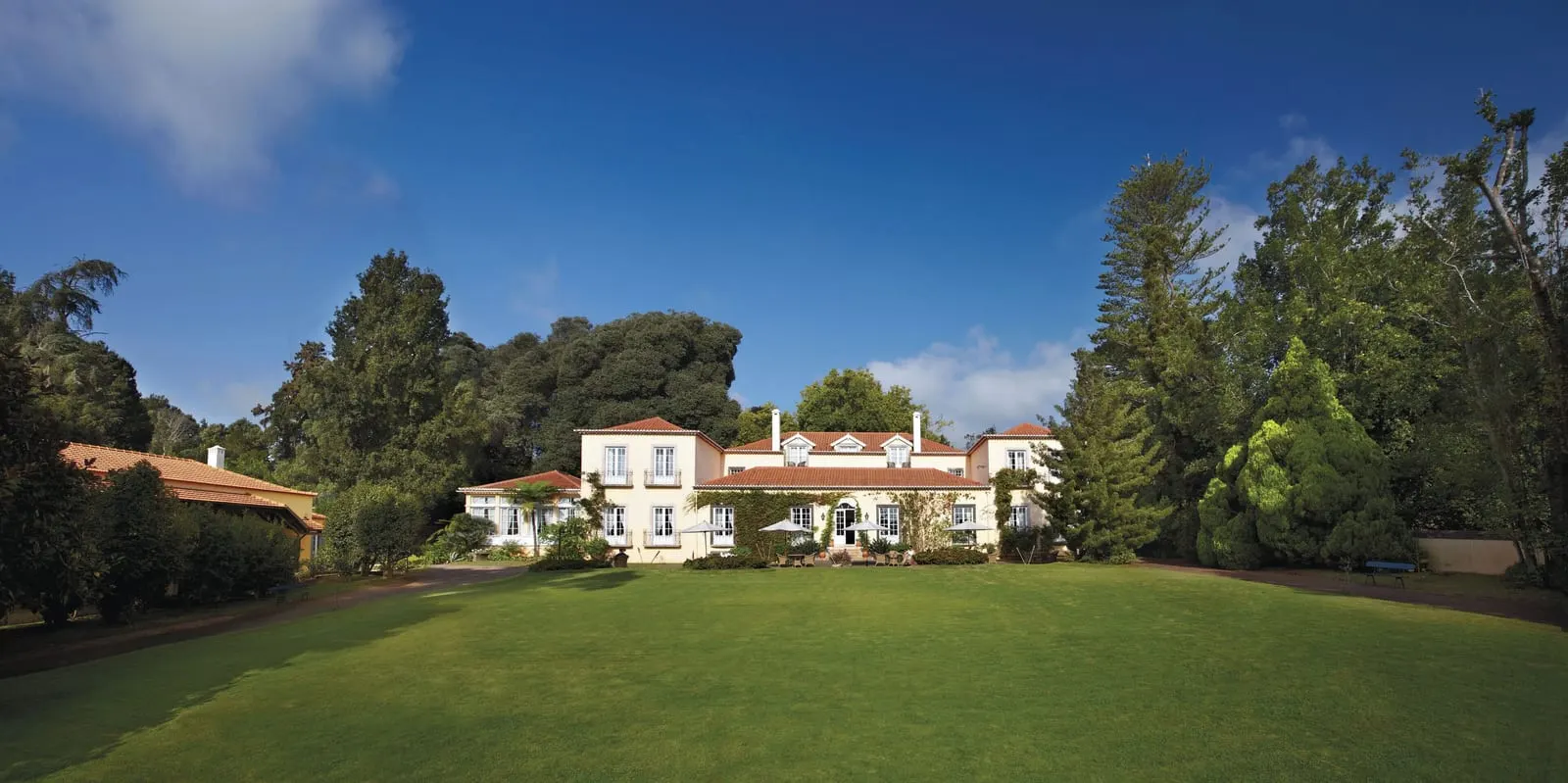 Casa Velha do Palheiro: The main house across the front lawn