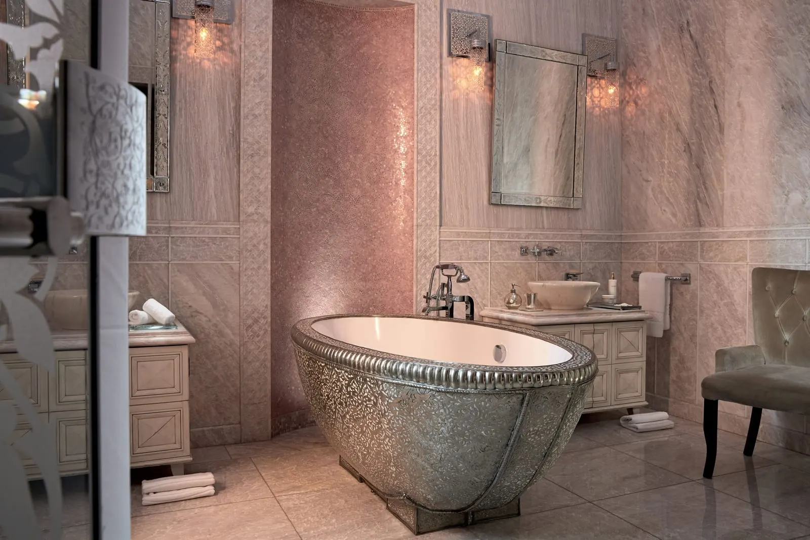 Royal Mansour Marrakech: A bathroom with a hammered metal bathtub