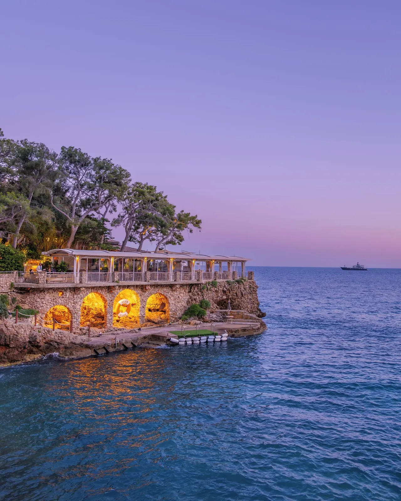 Monte-Carlo Beach: La Vigie at dusk