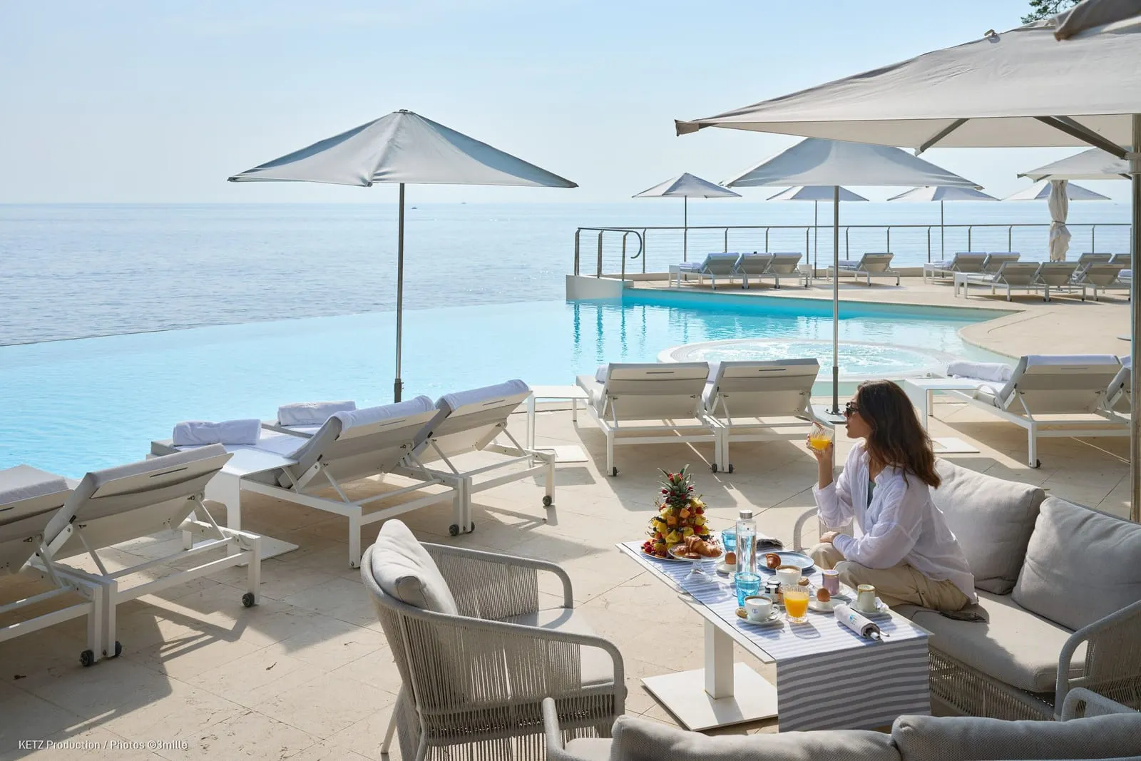 Cap Estel: Poolside loungers over the Mediterranean