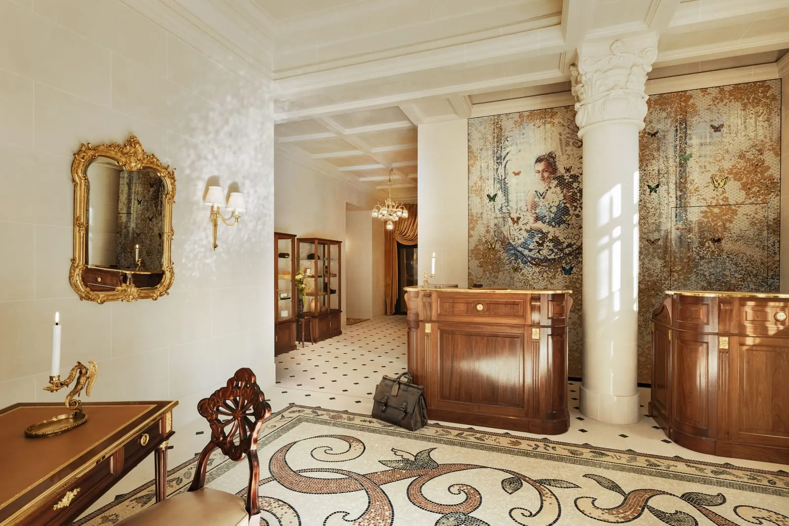 Hôtel Madame Rêve: The reception, with a mosaic floor and mural