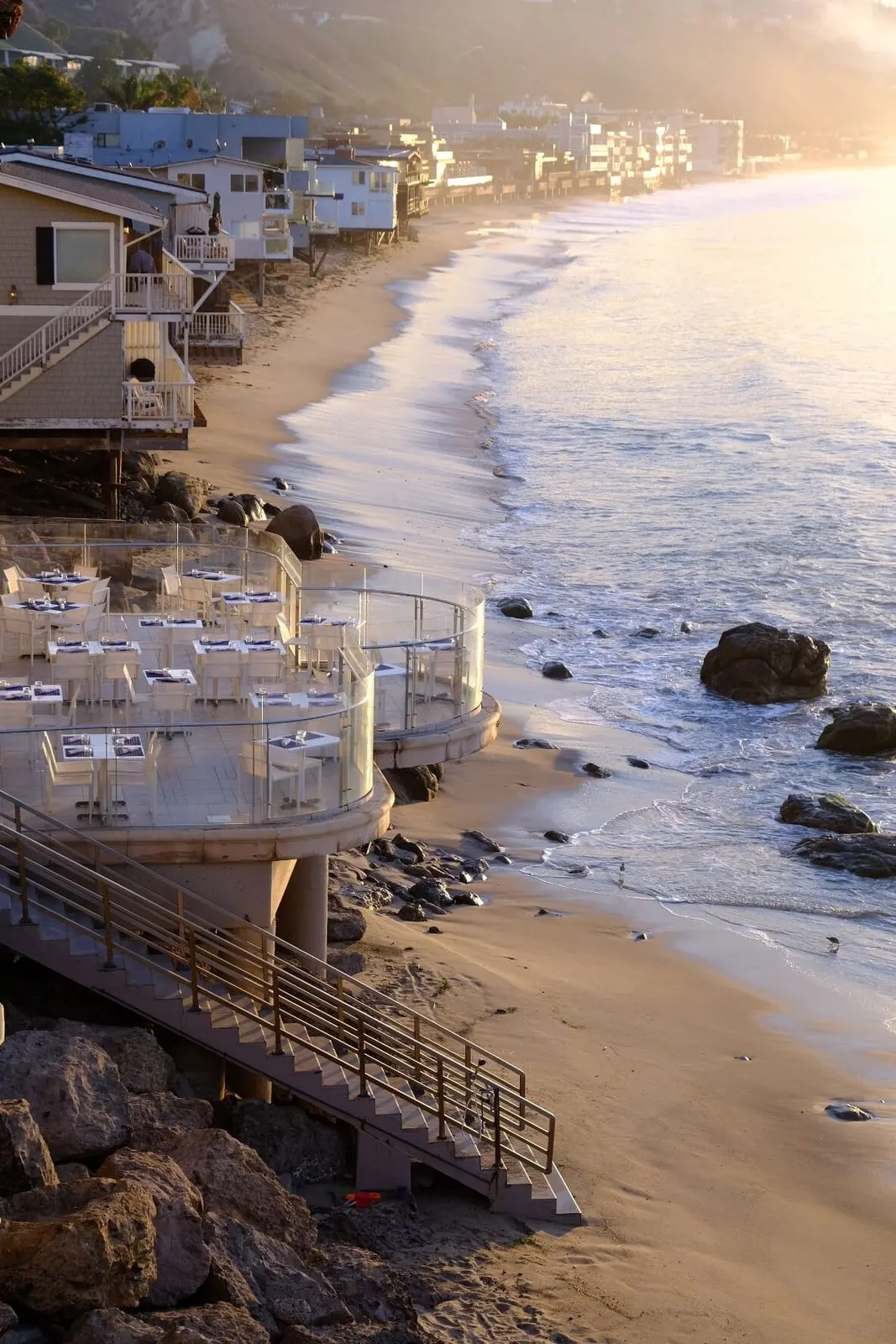 Malibu Beach Inn: The terrace suspended over the sand