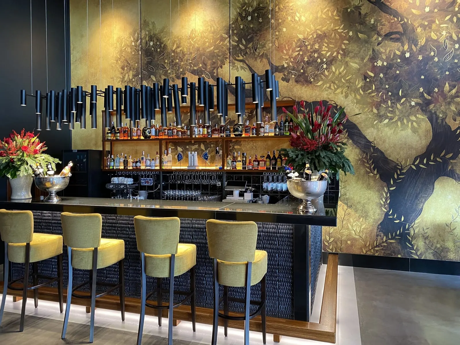 Hotel Fariones: A bar backed by a gilded tree mural