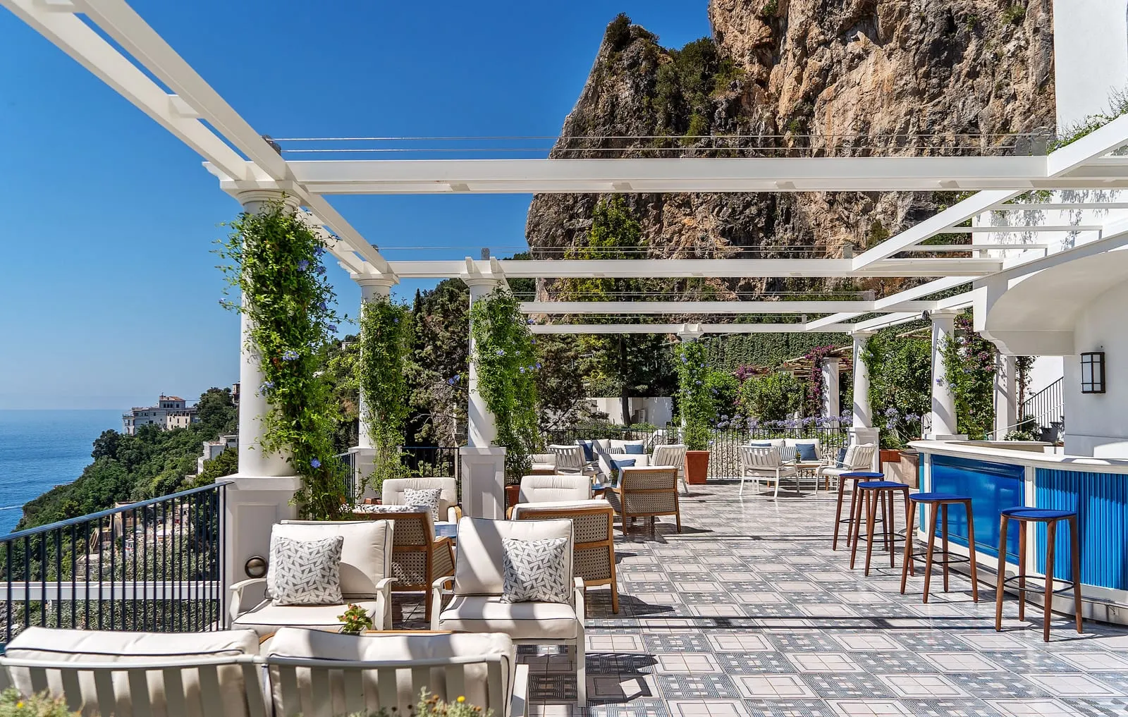 Borgo Santandrea: The bar terrace beneath the cliff
