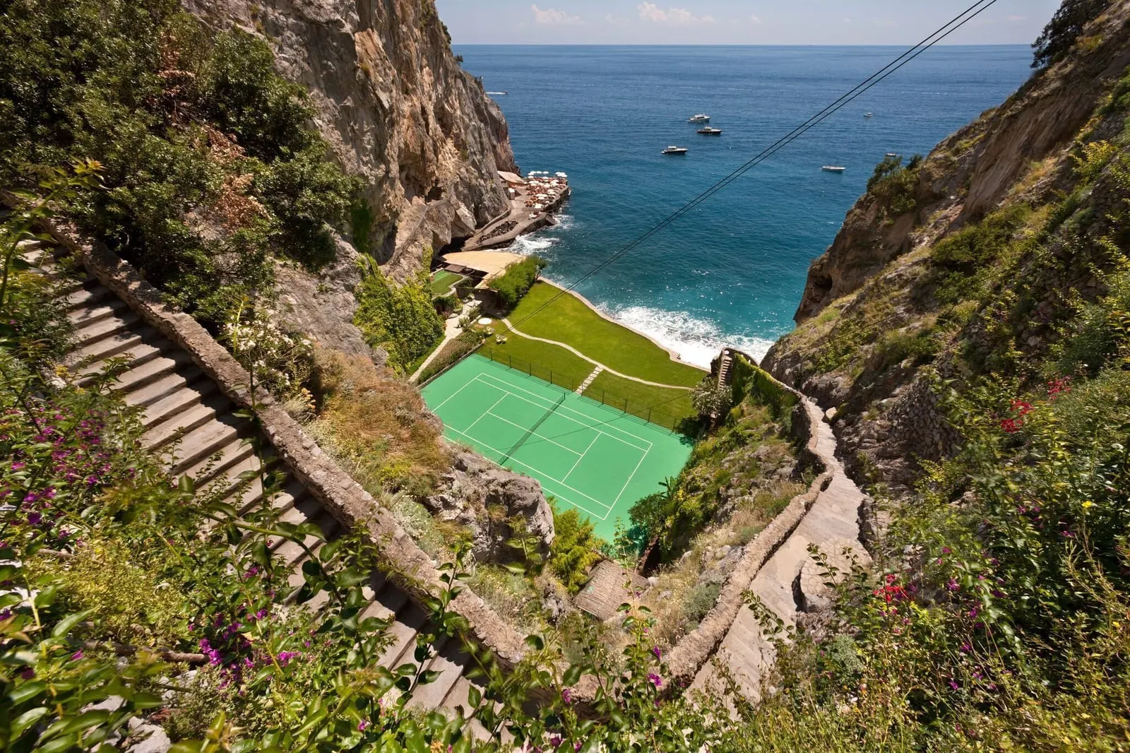 Il San Pietro di Positano: Garden steps down to the tennis court and cove