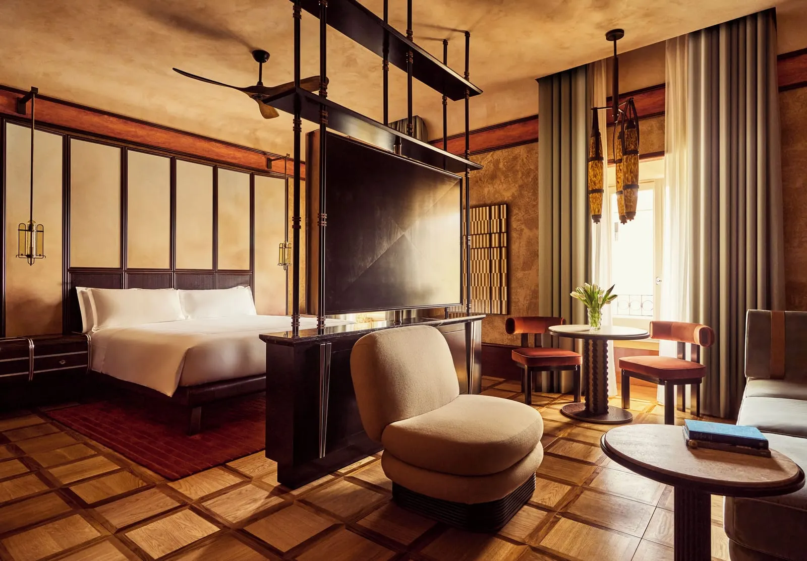 Orient Express La Minerva: A bedroom in amber and lacquer