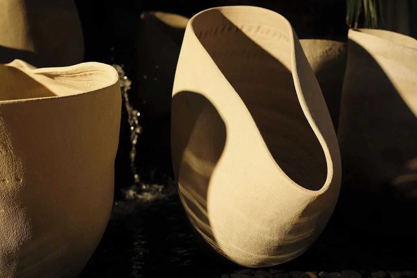 Can Cera: Jaume Roig ceramics in the courtyard
