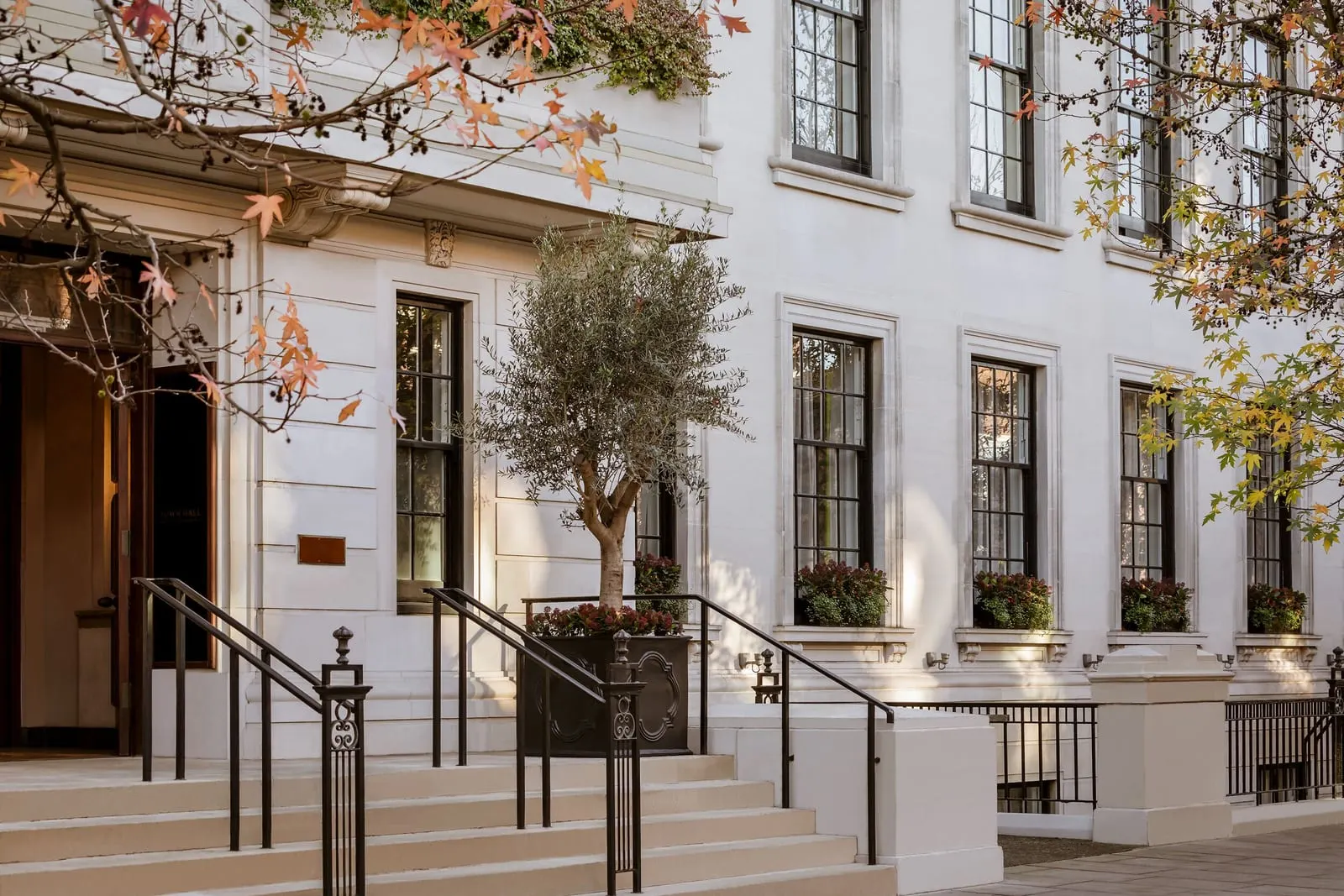 Town Hall Hotel: The Edwardian front on Patriot Square