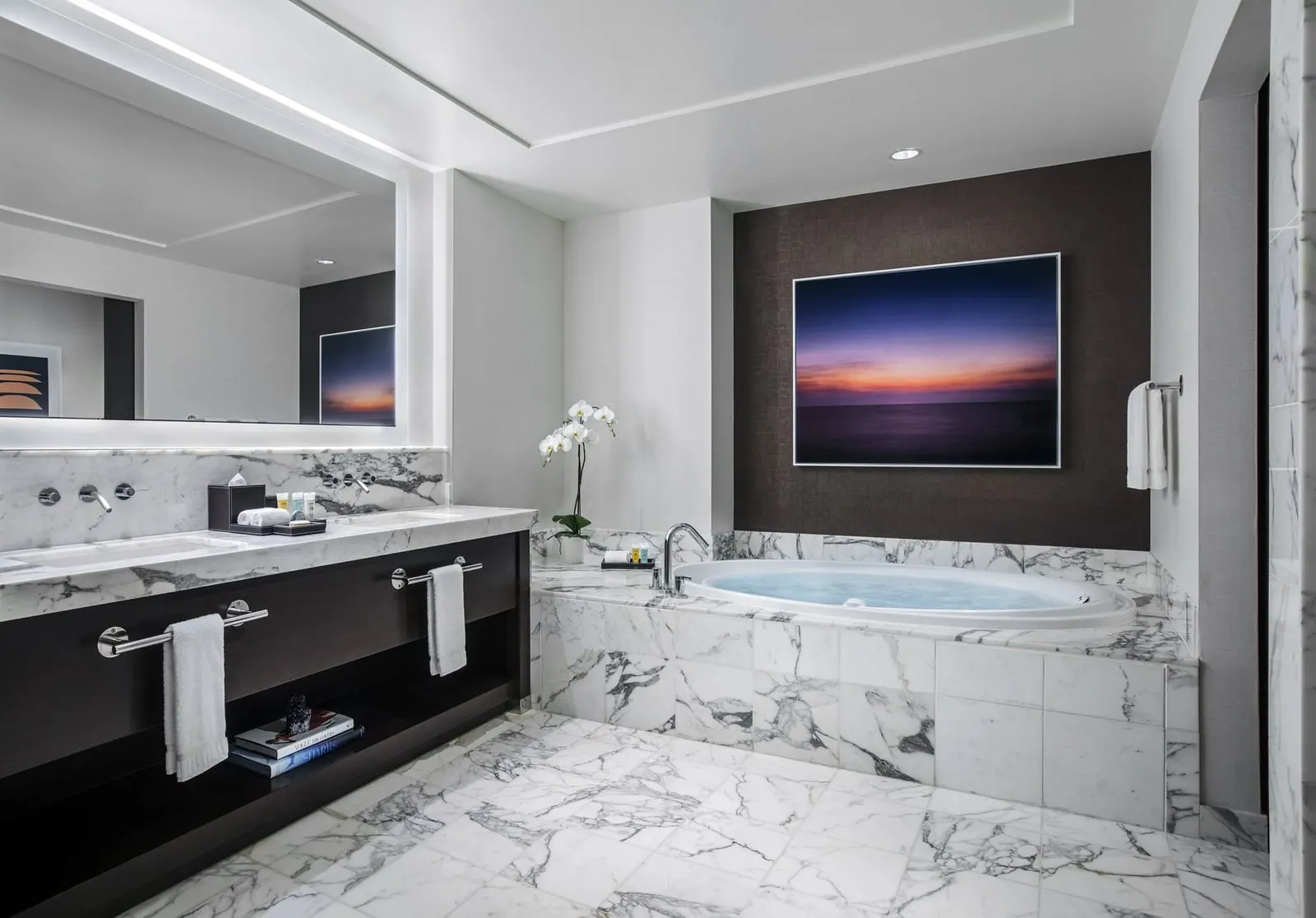 Red Rock Casino Resort & Spa: A marble bathroom with a soaking tub