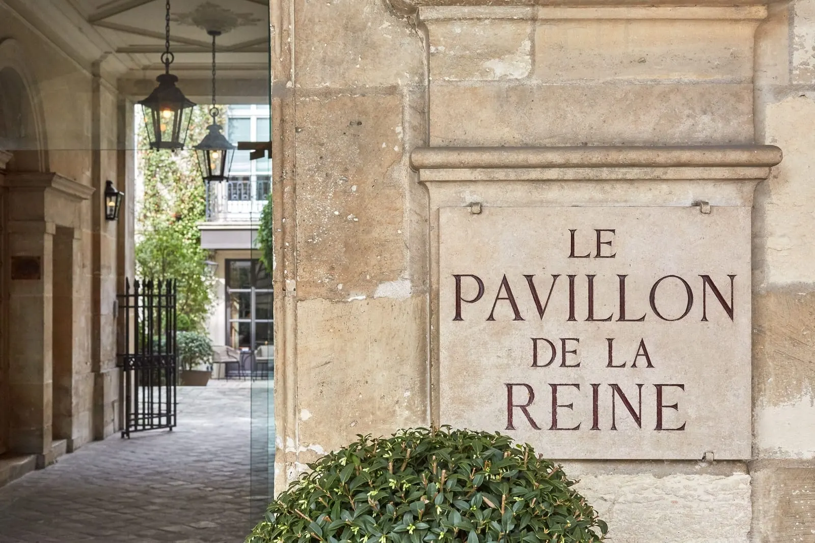 Le Pavillon de la Reine: The sign at the entrance passage