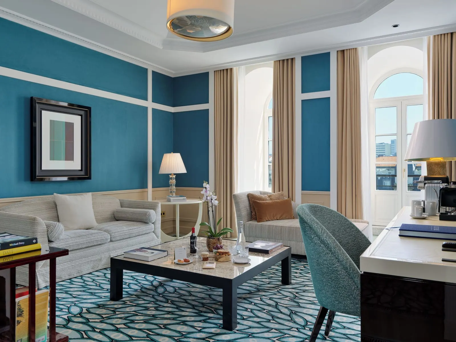The One Monumental Palace: A suite sitting room