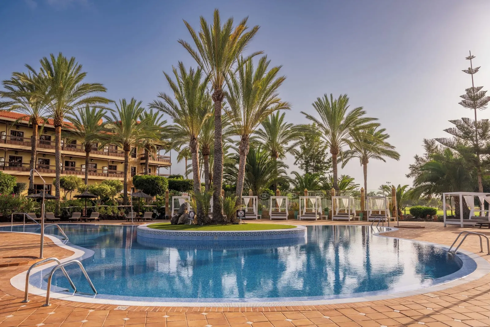 Elba Palace Golf Boutique Hotel: The heated pool among the palms