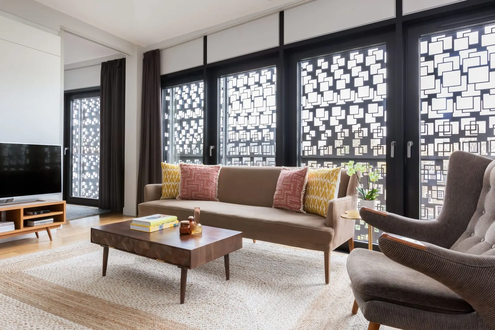 Town Hall Hotel: A suite behind the screens