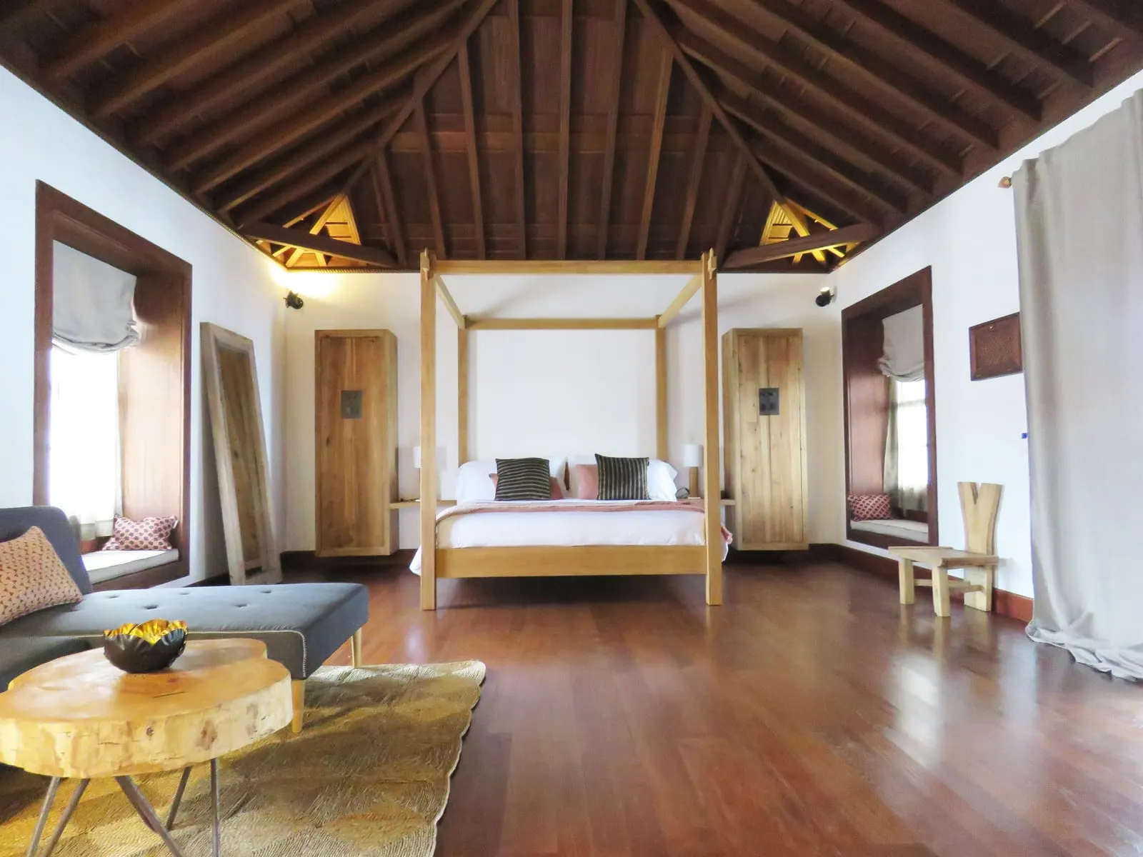 Hotel Boutique Palacio Ico: Suite 09's four-poster under a pitched wooden ceiling