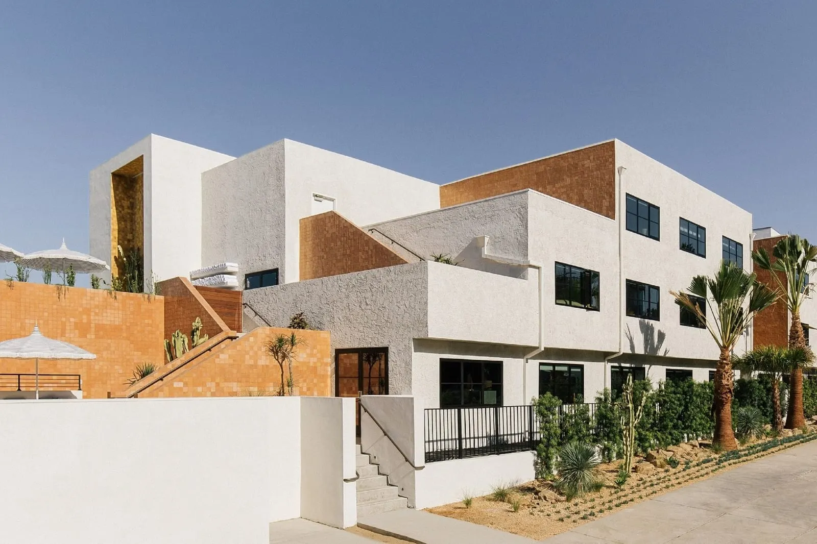 Silver Lake Pool & Inn: The white and terracotta exterior