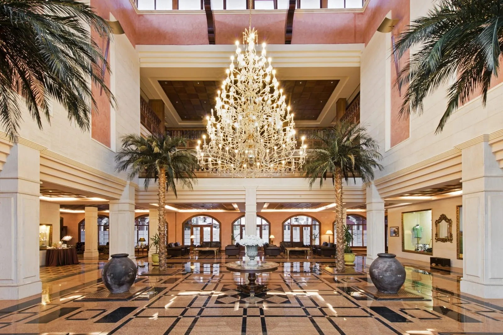 Elba Palace Golf Boutique Hotel: The lobby under its great chandelier
