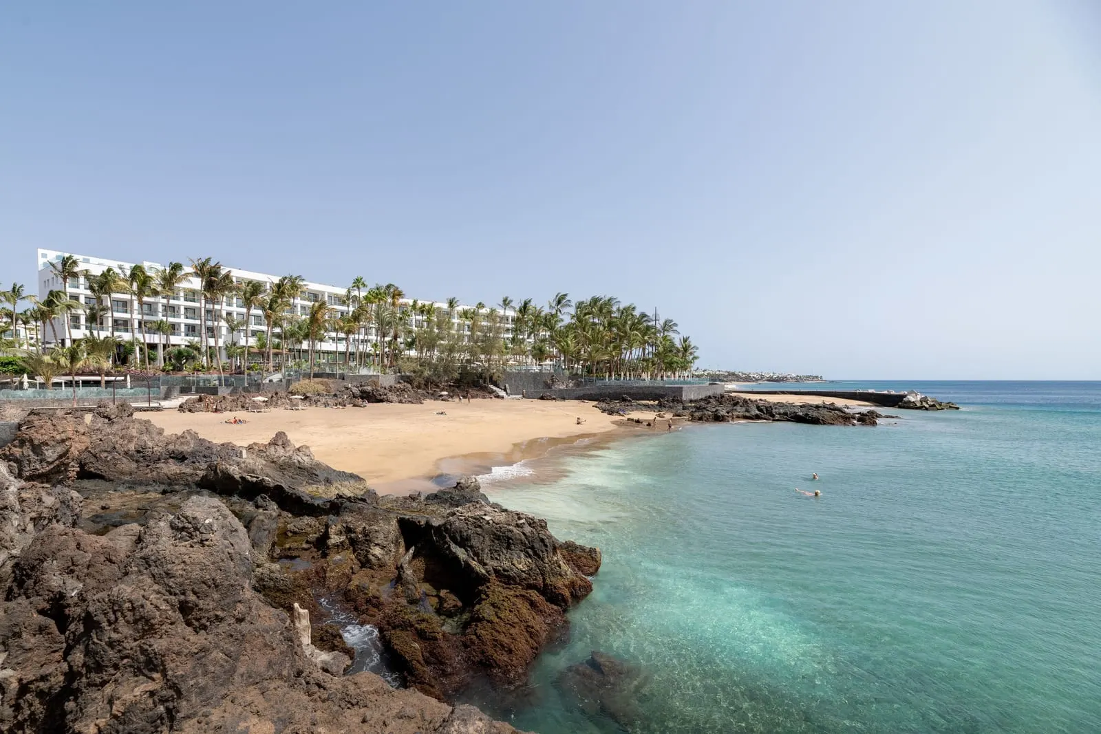 Hotel Fariones: Golden sand and lava rock below the hotel