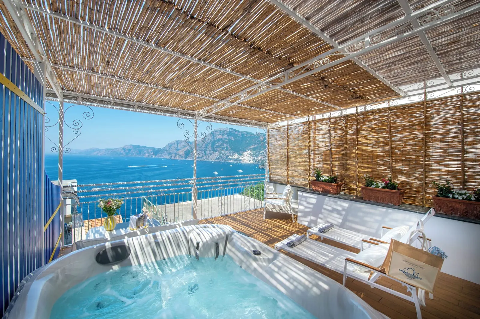 Hotel Tramonto d'Oro: A private Jacuzzi on a sea-view terrace