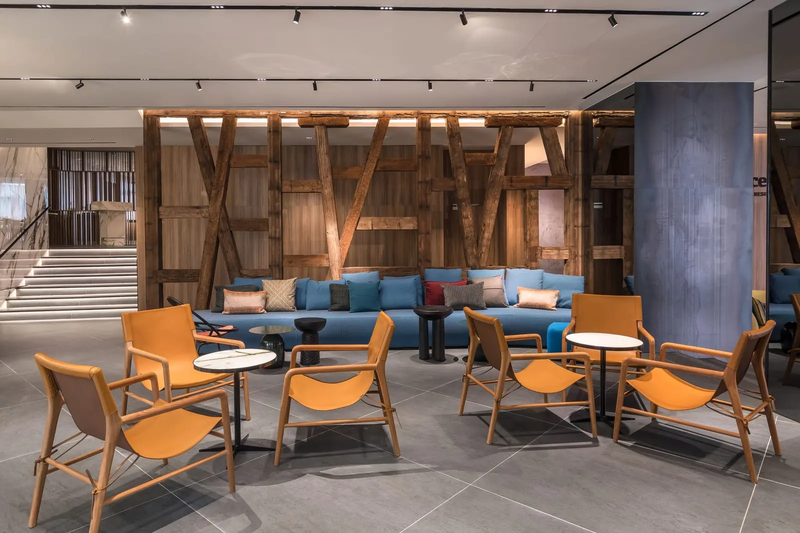 Barceló Funchal Oldtown: Old timber beams in the lobby lounge