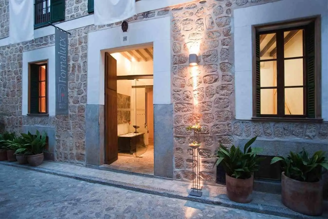 Fornalutx Petit Hotel: The hotel entrance at dusk